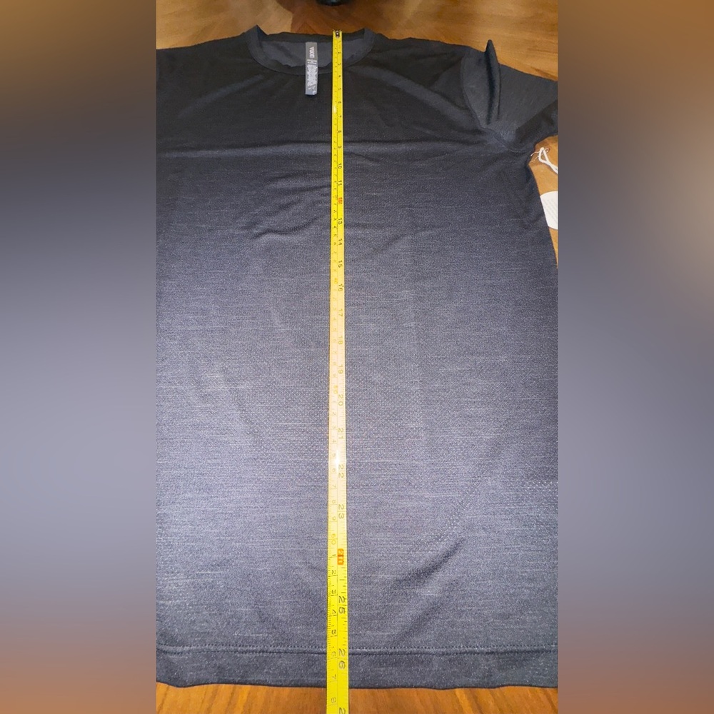 VUORI Dark Short Sleeve Tee Athletic Style - Picture 5 of 11